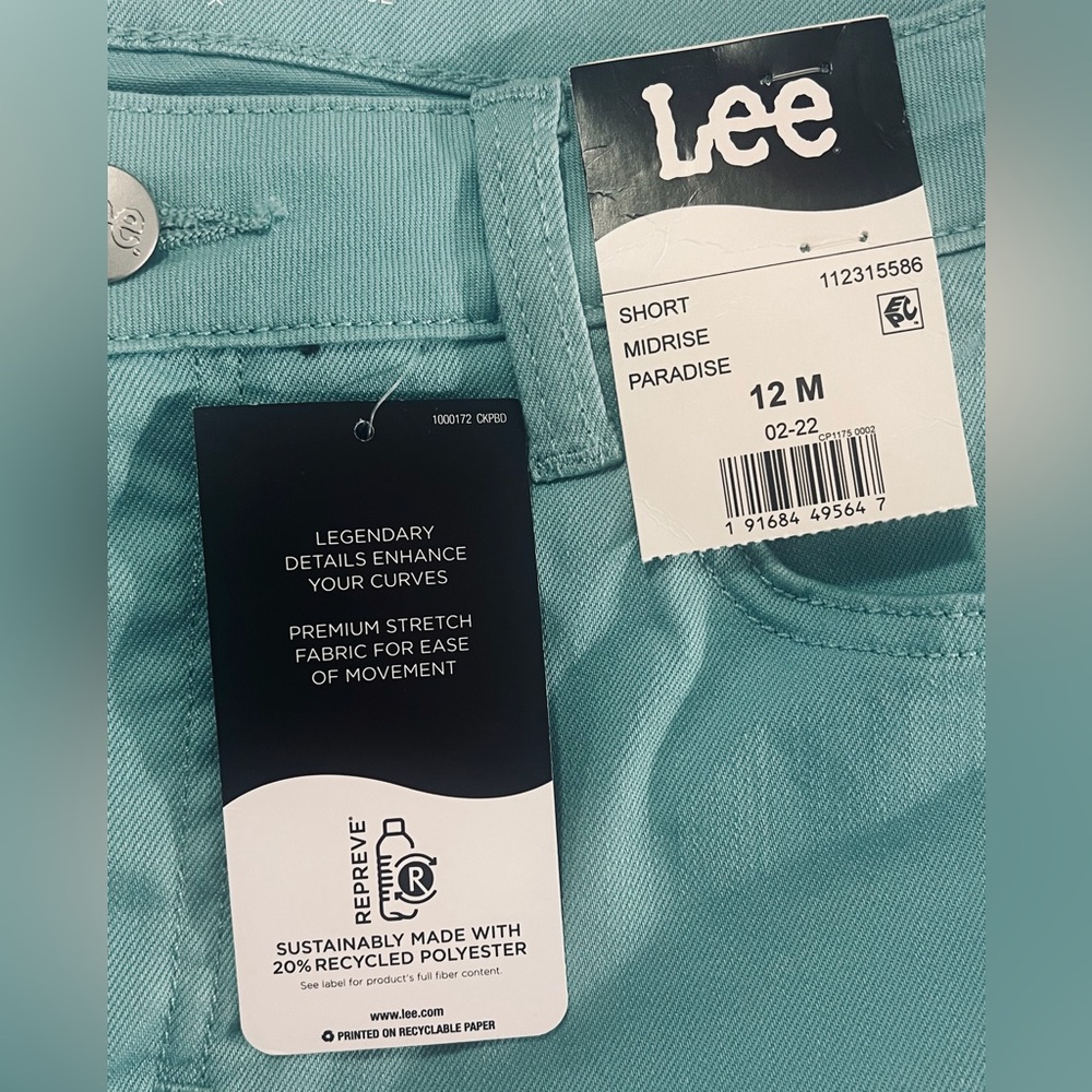 Lee Women's Light Turquoise Denim Midrise 5" Cuffed Short Size 12M - Picture 8 of 10